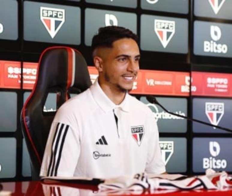 Raí Ramos foi apresentado no São Paulo e vestirá a camisa 34 (Foto: Rubens Chiri / saopaulofc)