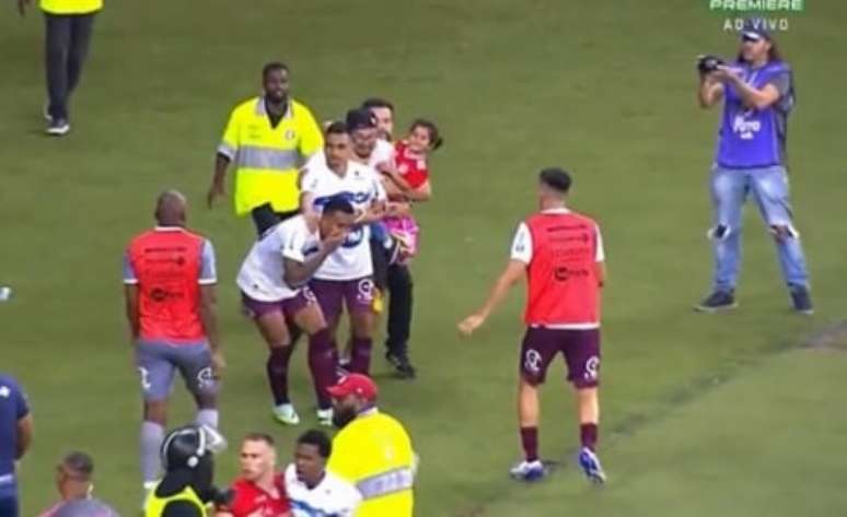 Homem invadiu campo com a filha no colo (Foto: Reprodução/SporTV)