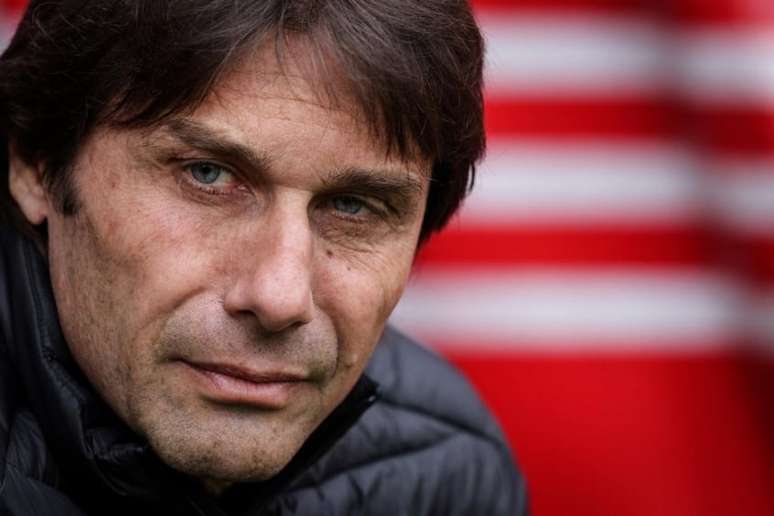 Antonio Conte foi demitido na noite do último domingo (ADRIAN DENNIS / AFP)