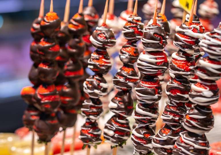 O espetinho de morango &eacute; um dos cl&aacute;ssicos do circo