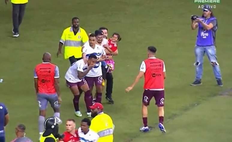 Man with child on his lap attacks Caxias player (Photo: Reproduction/SporTV)