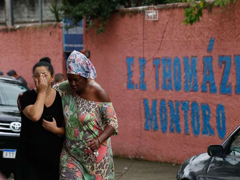 Sílvia Palmieri (à esq.), mãe da professora que escapou do atentado à faca, deixa a Escola Estadual Thomázia Montoro, na Vila Sônia, em São Paulo