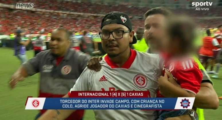 Torcedor invade o campo com criança no colo para agredir jogador do Caxias (Foto: Reprodução/ Sportv)