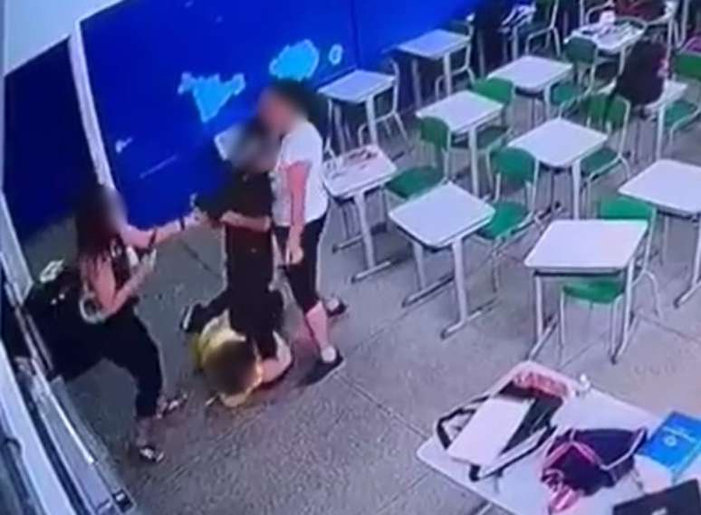 Vídeo mostra professora imobilizando aluno para salvar vítima de ataque em escola