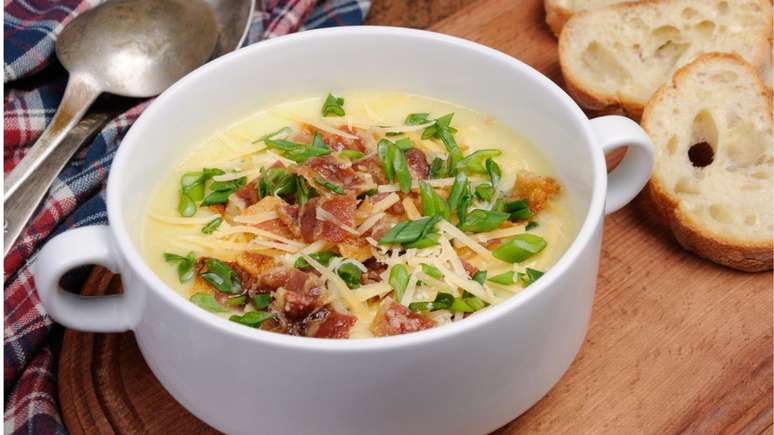 Caldo de batata com queijo e bacon