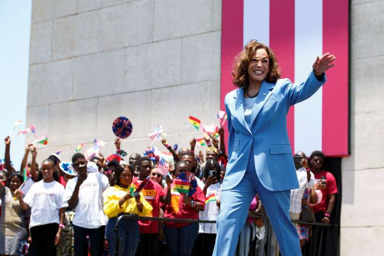 Kamala Harris acena ao chegar em evento em Acra, em Gana