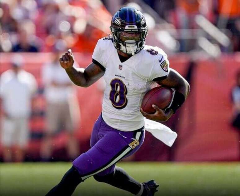 Lamar Jackson ainda não chegou em um acordo com o Baltimore Ravens(Reprodução / Twitter / Ravens)