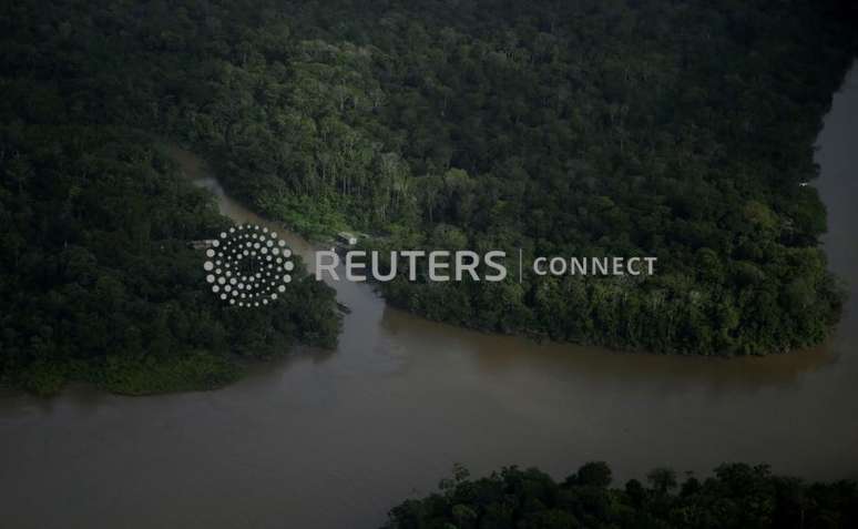 Uma casa entre rios próximos à Foz do Rio Amazonas, no litoral do Amapá, perto da cidade de Macapá
31/03/2017
REUTERS/Ricardo Moraes