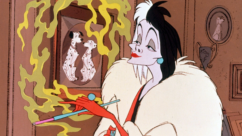 Cruella de Vil em cena de 101 D&aacute;lmatas.