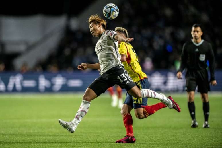 Morita e Carrascal disputam bola (Foto: Philip FONG / AFP)