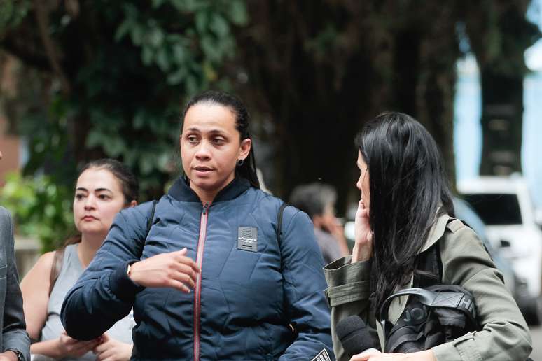 A professora de educação física Cinthia Barbosa no cemitério do Araçá, em São Paulo