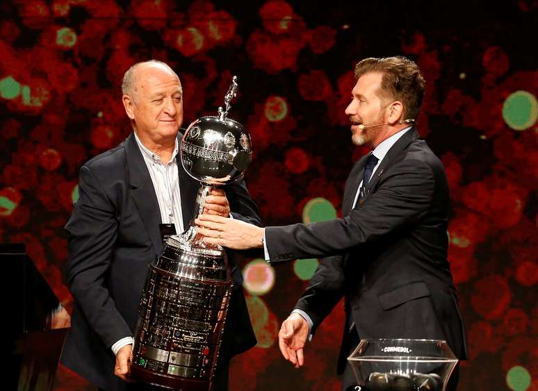 Presidente da Conmebol Alejandro Dominguez entrega a Luis Felipe Scolari réplica da taça da Libertadores