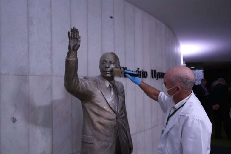 Limpeza da escultura de Ulysses Guimarães, na Câmara dos Deputados