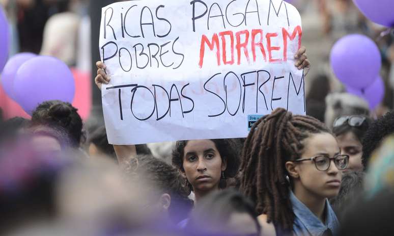 A Pesquisa Nacional de Aborto (PNA) de 2021 mostra que uma em cada sete mulheres, com idade próxima aos 40 anos, já fez pelo menos um aborto no Brasil