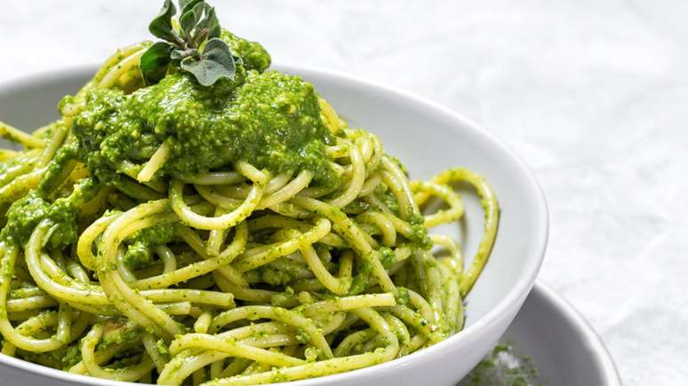 Macarronada ao molho pesto