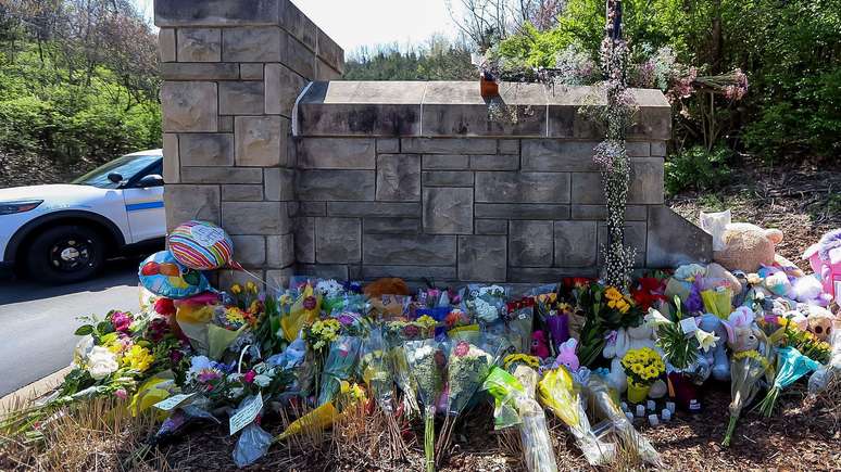 Memorial em frente a local do tiroteio na escola Covenant Presbyterian Church em Nashville