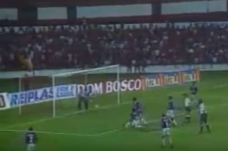 Momento do gol contra de Castor (Foto: Reprodução)