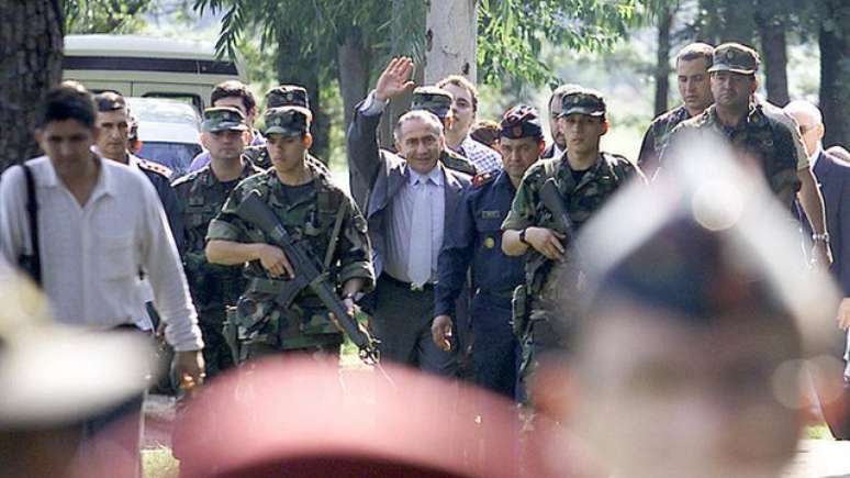 O ex-general Oviedo, figura pol&ecirc;mica na pol&iacute;tica paraguaia, foi preso ap&oacute;s voltar de anos exilado no Brasil