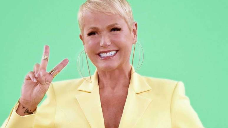 Xuxa remembers the general’s “ear roll” due to a look in 1982!