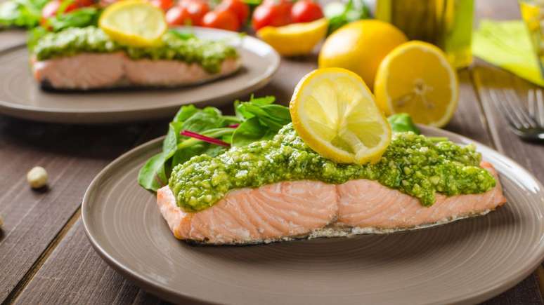 Salmão assado ao molho pesto