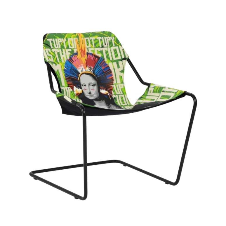 Poltrona Paulistano com assento assinado pelo artista de street art Ozi, com o est&ecirc;ncil Mona Tupy.