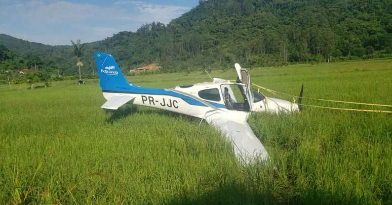 Vídeo: avião com seis pessoas cai em Sabará, em MG