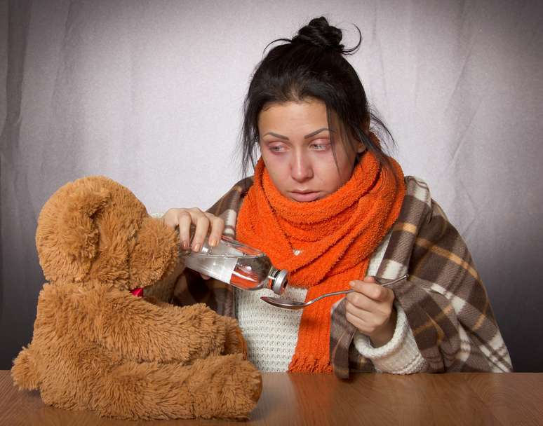 Imagem ilustrativa de uma mulher gripada