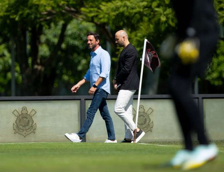 Duílio e Alessandro acompanhando o treino do Timão (Foto: Rodrigo Coca/Agência Corinthians)