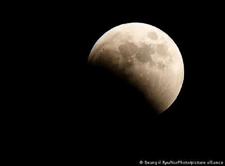 Cientistas Descobrem água Em Esferas De Vidro Na Lua