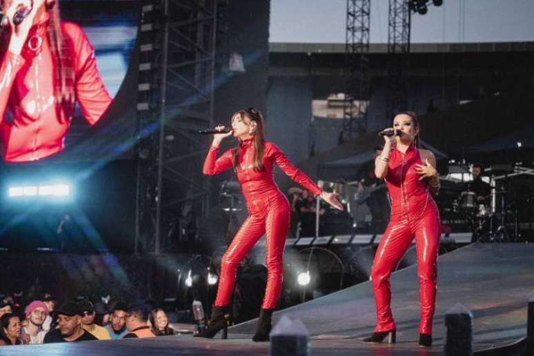 Clara, à esquerda, e Sofia, à direita, se apresentando no palco do Estádio Couto Pereira, em Curitiba.