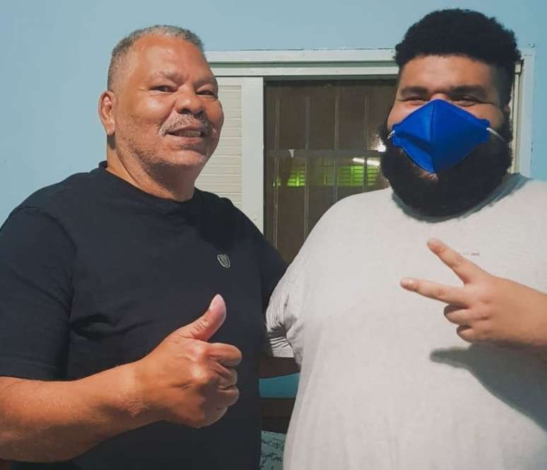 Adilson Maguila ao lado do filho Júnior Ahzura (Foto: Reprodução/Instagram)