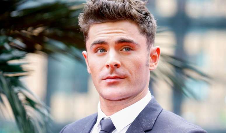 Zac Efron surge irreconhecível em bastidor de filme.