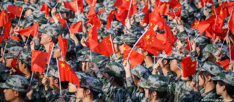 Universitários chineses em treinamento militar