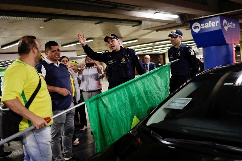 Bolsonaro chega ao Brasil em meio a investigação sobre caso das joias
