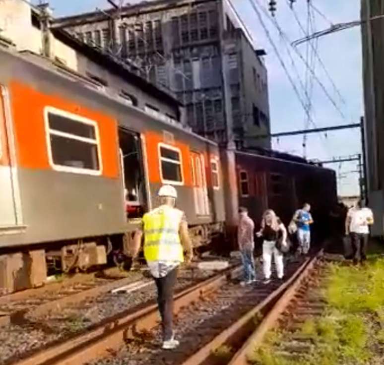 Trem Descarrila Na Linha 8 Diamante E Passageiros Andam Sobre Os Trilhos