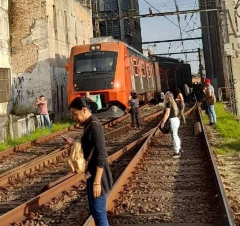 Trem descarrila na Linha 8-Diamante e passageiros andam sobre os trilhos.
