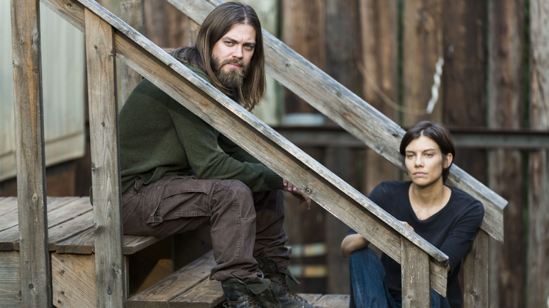 Jesus (Tom Payne) e Maggie (Lauren Cohan) em cena de The Walking Dead.