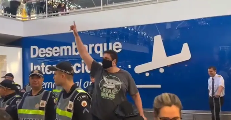 Apoiador de Lula 'faz o L' para bolsonaristas em aeroporto e é hostilizado; veja