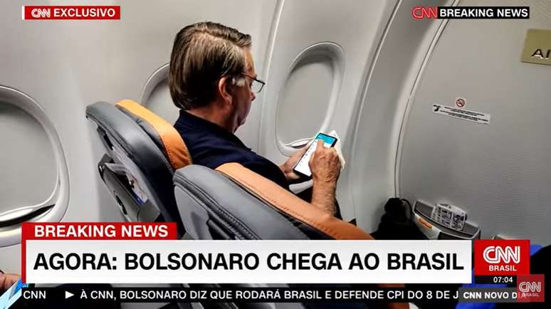 Sem ninguém sentado na poltrona ao lado nem à frente, o ex-presidente teve privacidade no voo de 8 horas