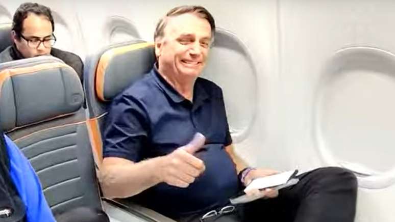 Sem Bolsonaro, Michelle Bolsonaro desembarca em Brasília voltando dos  Estados Unidos