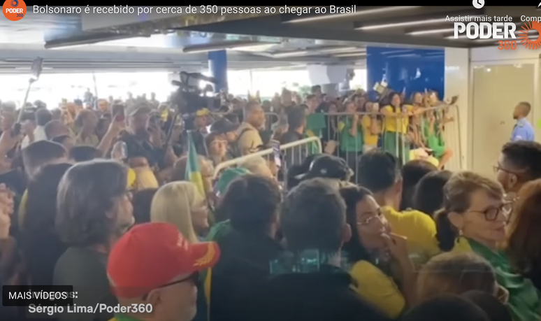 Bolsonaro é recebido por cerca de 350 pessoas