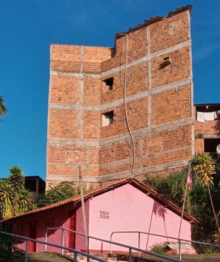 Prédio de cinco andares gera temor nos integrantes do terreiro Casa Branca, em Salvador (BA)