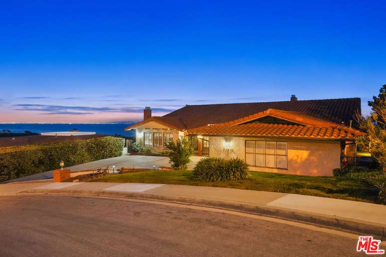 Casa térrea em estilo mediterrâneo está em uma das áreas mais valorizadas do litoral da Califórnia