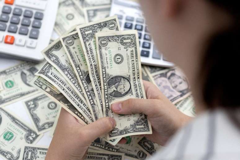 The dollar falls against the real;  Ptax should increase volatility