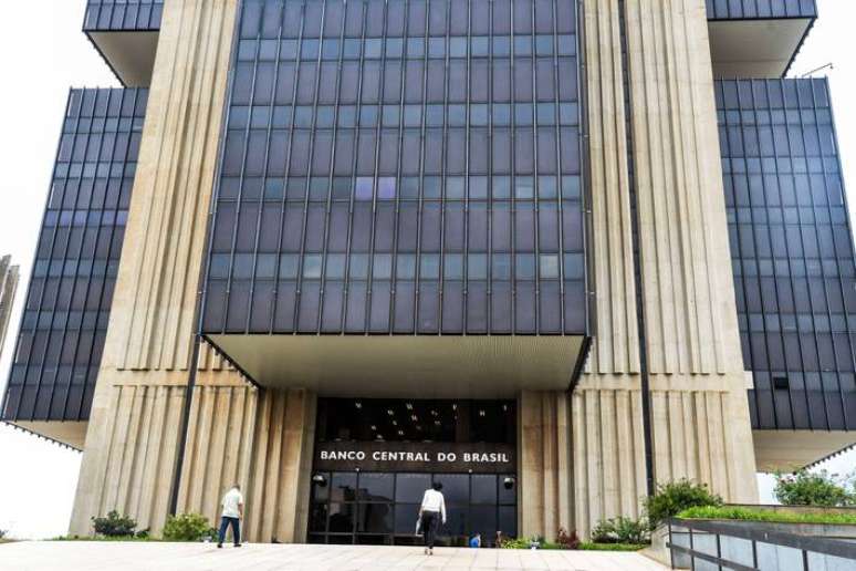 The public sector has a primary deficit of 26.45 billion reais in February, the worst result of the month since 2001