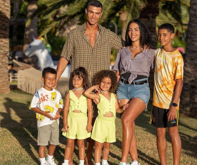 Cristiano Ronaldo, a esposa Georgina Rodríguez e os filhos (Foto: Reprodução/Instagram)