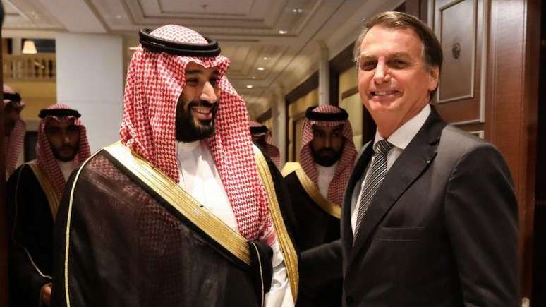 Bolsonaro e o príncipe herdeiro da Arábia Saudita, Mohammad bin Salman, durante viagem do então presidente brasileiro ao país árabe, em 2019