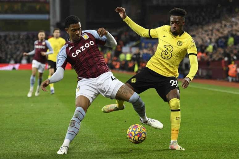 Chelsea e Aston Villa se enfrentam em Stamford Bridge (Foto: OLI SCARFF / AFP)