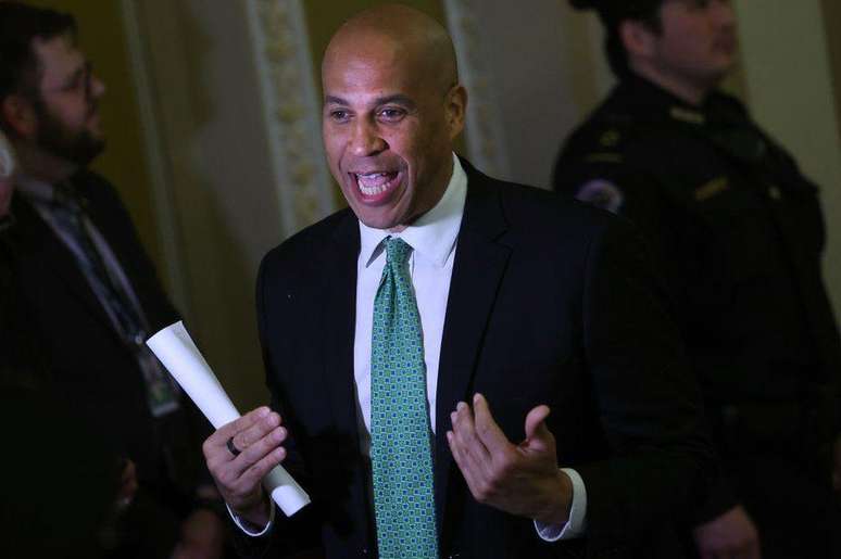 O senador Cory Booker est&aacute; entre os democratas que argumentam que ningu&eacute;m - nem mesmo um presidente - est&aacute; acima da lei
