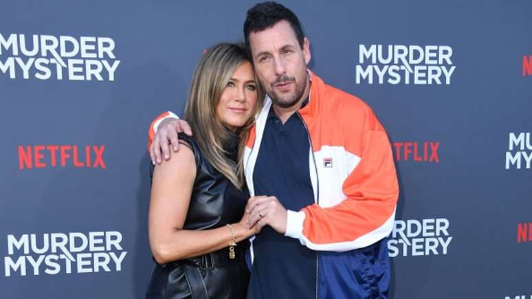 Adam Sandler fala sobre 'empolgação' de Jennifer Aniston em cena de beijo: "Feche essa boca!"